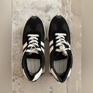 Womens black and white sneakers, size 40 only worn once